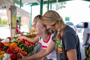 shoppers-at-muskegon-farmers-market